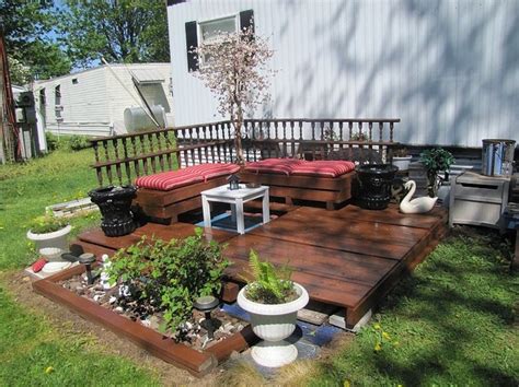 Pallet-Deck-Sitting-Furniture