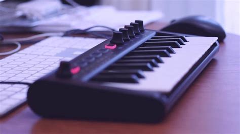 Compact Mobile MIDI Keyboard Controller