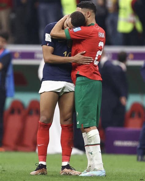 Mbappe and Hakimi hugging : r/Hornyjail