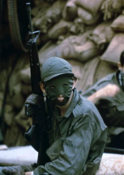 Lebanese Phalangist fighter on the green line, Beirut 1976. [720x1007] : r/MilitaryPorn