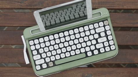 PENNA: A Vintage Typewriter-Inspired Bluetooth Keyboard - Design Milk