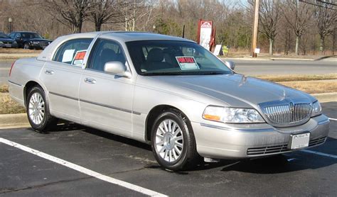 2003 Lincoln Town Car - Information and photos - MOMENTcar