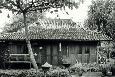 Nama Rumah Adat Jawa Tengah, Gambar & Keunikannya Masing-masing