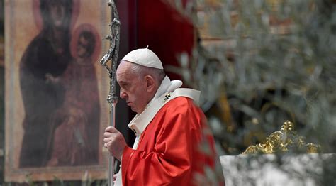 Pope Francis officiates at Palm Sunday Mass in Vatican sans audience | Photos | GMA News Online