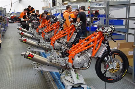 Fertigung in Kleinserie in Mattighofen: KTM Moto3-Production Racer. // Assembly-line in ...