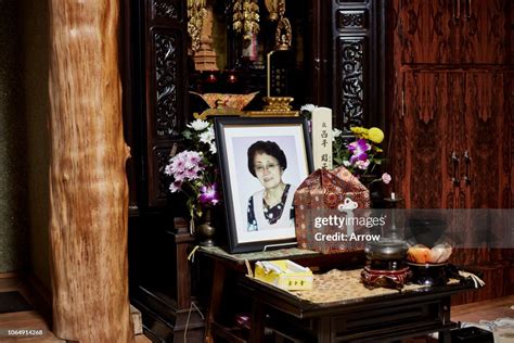 Japanese Funeral Ceremony High-Res Stock Photo - Getty Images