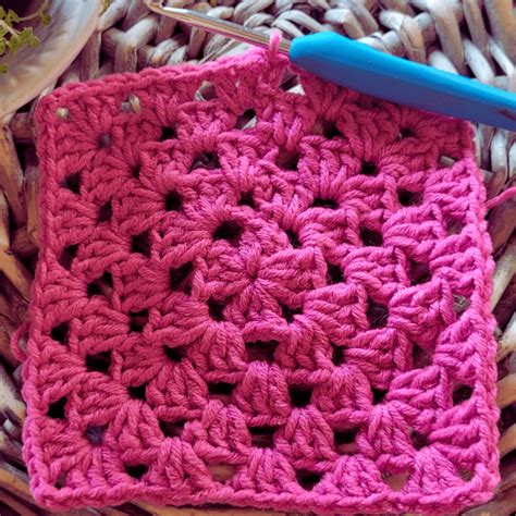 Two Free Patterns to Crochet a Granny Square (+One Pdf)