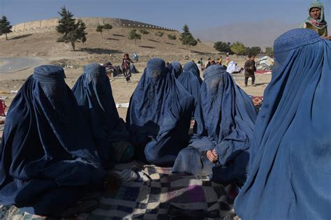 Taliban says burqa not mandatory for women, hijab is | Inquirer News