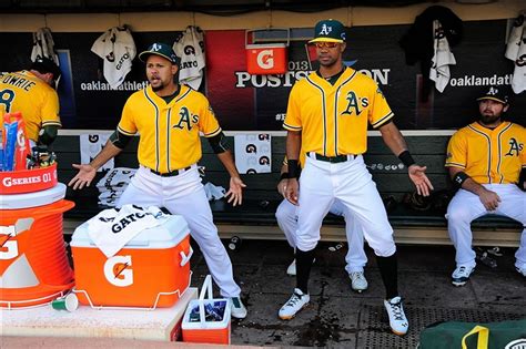 Coco Crisp shows off 'Bernie Lean' and 'Ed Lover dance' (Video)