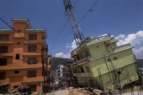 Nepal: Buildings lean precariously in aftermath of second earthquake ...