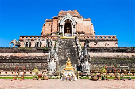 Premium Photo | Wat chedi luang