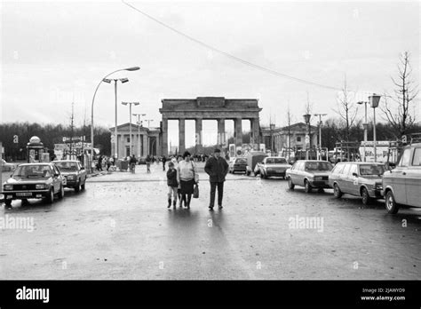 The Brandenburg Gate in 1991 Stock Photo - Alamy