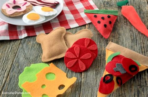 Felt Craft Projects: 70 DIY Ideas Made with Felt • Cool Crafts