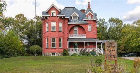 You can rent this haunted house near Toronto for dirt cheap during spooky season