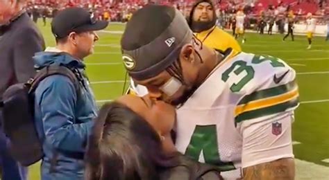 Simone Biles’ Outfit Goes Viral At Packers-49ers Playoff Game