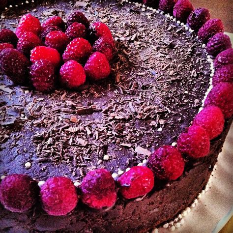 Gâteau anniversaire au chocolat et framboises