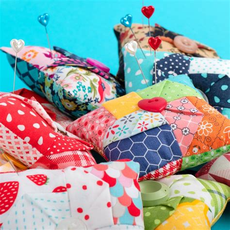 BLOG REMIX 2 - FREE Pincushion Pattern | Pin cushions patterns, Pin cushions, Make your own pins