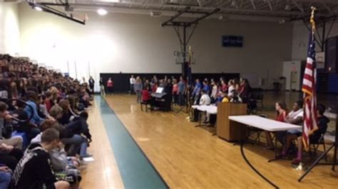 Eighth graders at Ocean Bay Middle School thank veterans during assembly