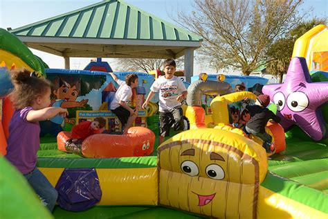 5 Reasons Why Children Love A Bounce House Party! | Herecomesfun