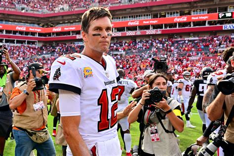 Tom Brady Reacts To Controversial Roughing The Passer Penalty Called On Falcons - BroBible