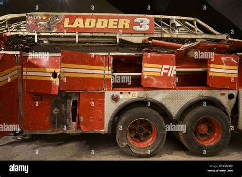 Fdny Fire Truck Model : Fdny Truck Racing To Fire Crashes Into Brooklyn Boutique New York Daily ...