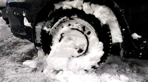 What To Do If You Get Stuck in Snow/Ice • LeaseCosts Canada