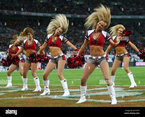 Buccaneers cheerleaders hi-res stock photography and images - Alamy