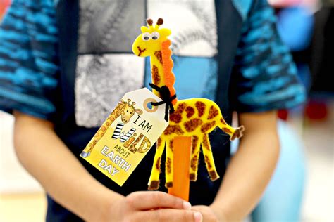 DIY Giraffe Puppet - Kunin Felt