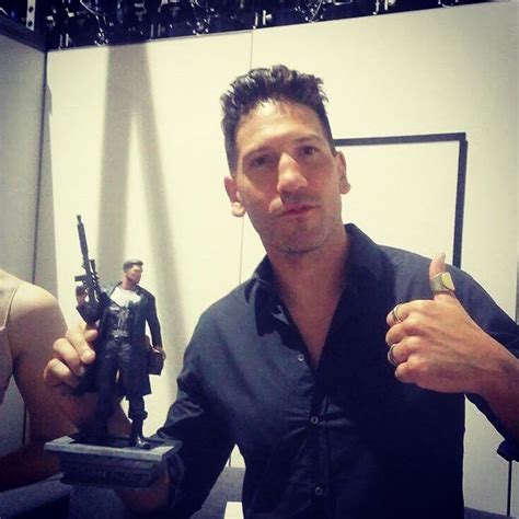 Jon Bernthal with Punisher figure | Cabello rizado, Cabello