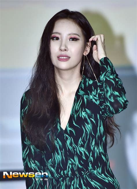 Sunmi holds solo comeback showcase for 'Gashina'