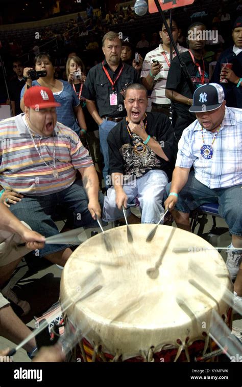 Native american drum circle drumming hi-res stock photography and images - Alamy