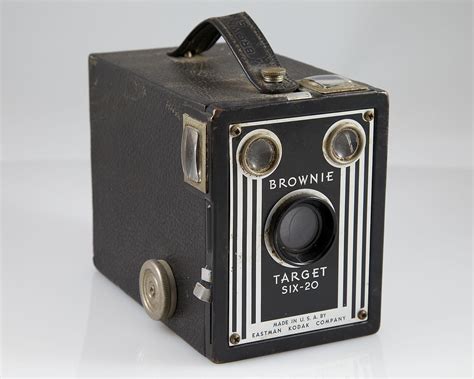 File:Kodak Brownie Target SIX-20 box camera.jpg - Wikimedia Commons