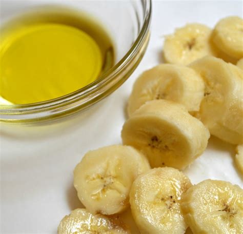 8 Banana Oil Benefits for Skin & Hair: How Effective? - Naturally Daily