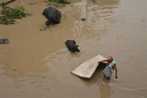 Swollen Yamuna poses a danger to many low-lying areas in Delhi - The Hindu