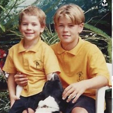 Reconhece? Chris Hemsworth mostra foto de infância com o irmão, Liam - Vogue | celebridade