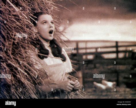 THE WIZARD OF OZ [[US 1939] JUDY GARLAND singing 'Somewhere Over the Rainbow' Date: 1939 Stock ...