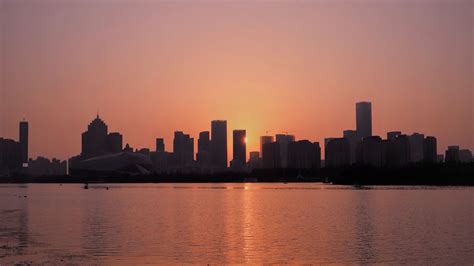 Download wallpaper 3840x2160 sunset, city, building, rays, sea 4k uhd 16:9 hd background