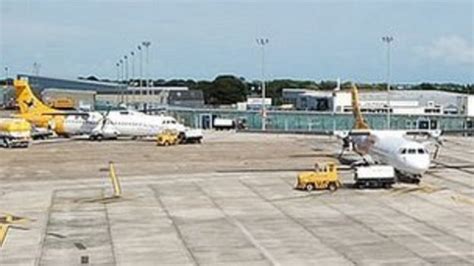 Guernsey Airport 'nose-in' parking starts in 2012 - BBC News