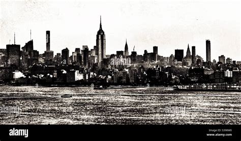 Manhattan skyline in black and white Stock Photo - Alamy