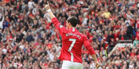 Cristiano Ronaldo points to the sky. [2000x1000] [Desktop] : r/ManUtdWallpapers