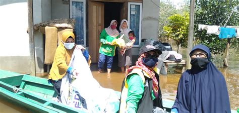 LLHPB PWA Kalimantan Barat Tanggap Bencana Banjir - Majalah Suara 'Aisyiyah