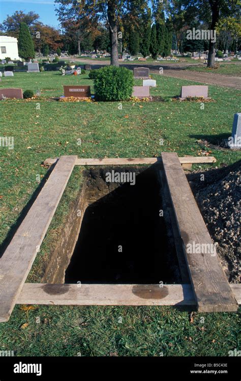 Empty grave hole in ground at cemetery Stock Photo - Alamy