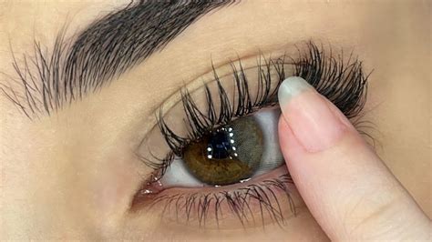 طريقة لبس و نزع العدسات بسهوله| رغد حمزة| How to apply contact lenses - YouTube