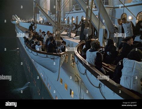 ABANDON SHIP SCENE, TITANIC, 1997 Stock Photo - Alamy