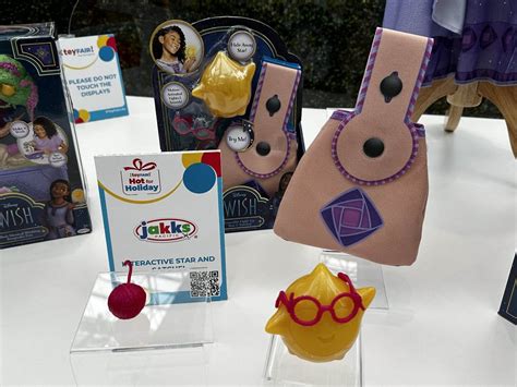 Toy Fair 2023: Disney's "Wish" Toys from Jakks Pacific (Singing Asha Doll, Interactive Valentino ...