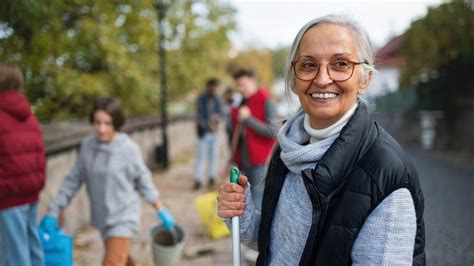 5 Best Volunteering Opportunities for Seniors