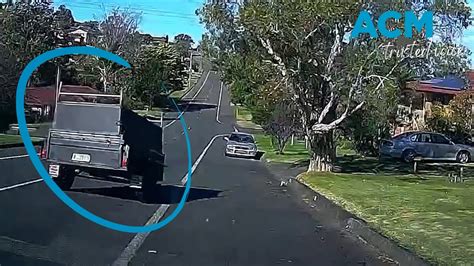 Quick reflexes save Wollongong driver from 'rogue box trailer' - YouTube