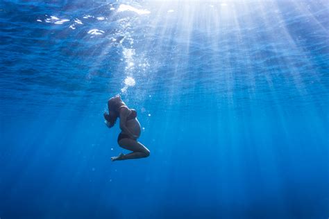 Sesión de embarazo bajo el agua en Mallorca – Iker Larburu Photography