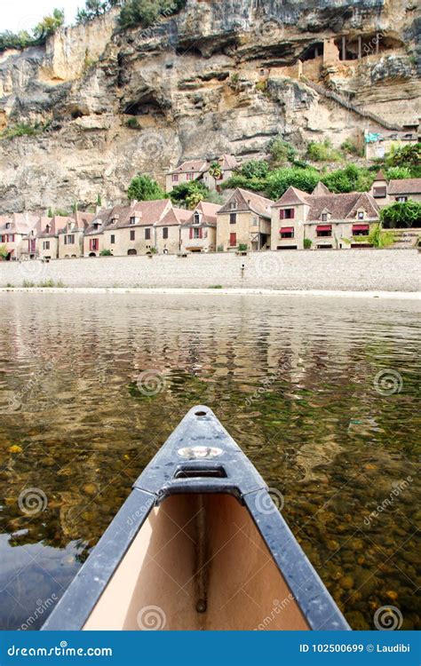 Kayaking in dordogne river editorial stock image. Image of cazenac - 102500699