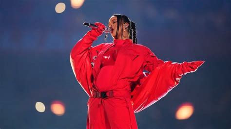 Rihanna replays the hits during a red hot Super Bowl halftime show ...